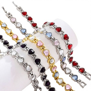 Pulsera de Cadena con Eslabones de Acero Inoxidable Chapada en Oro con Forma de Corazón y Mariposa para Mujer, Regalo - Product Image 3