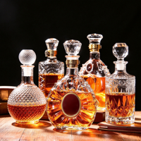 Bouteilles en verre décoratives, bouteilles à whisky en cristal avec bouchons hermétiques, récipients de stockage de liqueur ambrée pour la présentation sur la table lors de fêtes à domicile
