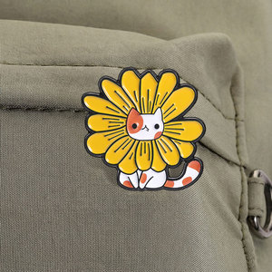 Épinglette en émail personnalisée Chat Tournesol, Badge Métallique Animal Mignon, Épinglette de Col Tournesol, Bijou Créatif, Cadeau pour Elle - Product Image 4