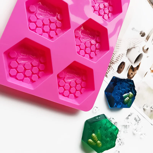 Moule à <span class=keywords><strong>bougie</strong></span> en silicone pour savon carré 3D en nid d'abeille en vrac avec logo personnalisé fait à la main pour la <span class=keywords><strong>fabrication</strong></span> de savon, <span class=keywords><strong>kit</strong></span> de décoration de gâteau - Product Image 2
