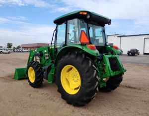 Tractor Utilitario John Deere 5100E 2021 de 100HP 4WD con Motor PowerTech y PowrReverser para Operaciones Agrícolas Confiables - Product Image 3