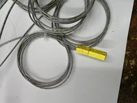 Thermocouple blindé avec capteur de température à connecteur jaune, adapté à la surveillance des températures dans les conduites et les fours.