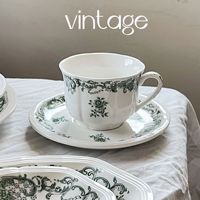 Service de table en céramique vert olive gaufré à motif floral, durable, écologique et de qualité alimentaire, style contemporain français – Assiette, bol, tasse, soucoupe – Coffret cadeau