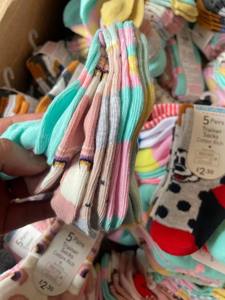 جوارب قطنية مضادة للانزلاق للأطفال بالجملة، أحذية أطفال ذات علامة تجارية، مخزون فائض من الملابس لموسم الربيع - Product Image 5