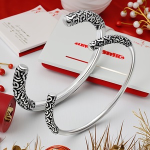Brazalete Abierto de Acero de Titanio con Diseño de la Varita Dorada de Wukong de Black Myth, Joyería Unisex para Regalo - Product Image 1