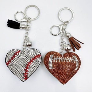 Llavero de mosquetón de aleación de zinc duradero con forma irregular de diamantes de imitación, diseño de equipo deportivo de moda (fútbol, béisbol, fútbol americano), colgante para bolso con letras - Product Image 1