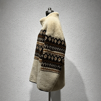 Manteau en fausse fourrure géométrique beige personnalisé en polyester suédé avec col montant et fermeture éclair bidirectionnelle, poches passepoilées, idéal pour l'automne et l'hiver, style décontracté