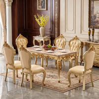 Ensemble de salle à manger rectangulaire de luxe en bois massif sculpté or, style arabe et européen, avec plateau en marbre et chaises en cuir PU beige pour villa, palais, hôtel