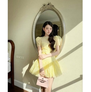 Robe de soirée mini à manches courtes et manches lanternes, personnalisable OEM/ODM, vente en gros, élégante, jaune clair, dentelle, perles, robe de fête numérique pour femme - Product Image 1