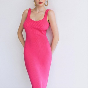 เดรสไหมพรมทรงเอเข้ารูปสีพื้นแบบเรียบง่าย ความยาวปานกลาง คอวี แขนกุด กระชับสะโพก สไตล์เซ็กซี่สำหรับฤดูร้อน รับผลิตตามสั่งขายส่ง - Product Image 3