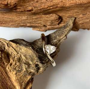 Bague minimaliste en or blanc 14 carats avec pierre précieuse naturelle / diamant de laboratoire en forme de cœur - Product Image 4