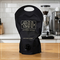 Pochette souple personnalisée noire mate avec valve et poignée découpée pour café infusé à froid, étanche et de qualité alimentaire