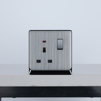 Accesorios eléctricos Productos Enchufe de pared eléctrico Enchufe de luz doméstico estándar del Reino Unido con panel cepillado y marco de plástico