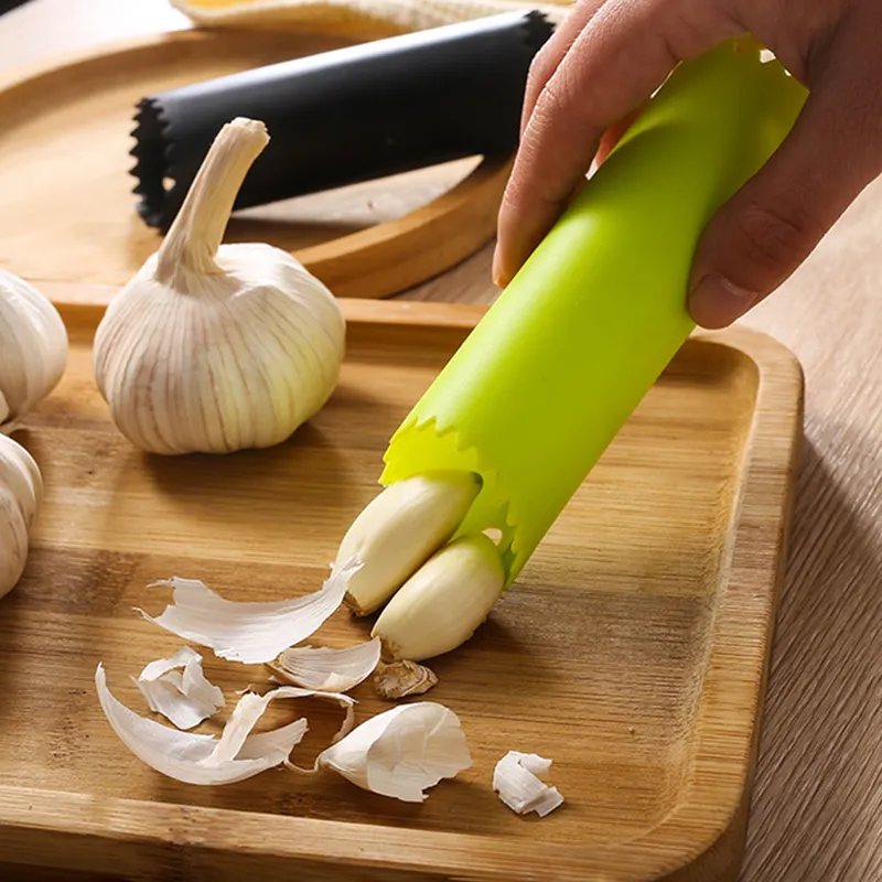 Vendita calda innovativo strumento da cucina facile rotolo per sbucciare gli spicchi d'aglio tubo di Silicone Peeling a rullo per aglio