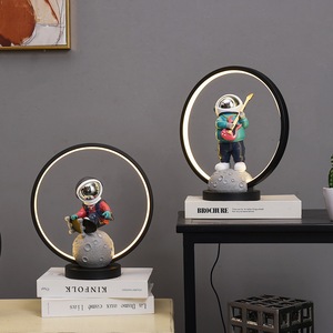 Cool Hip Hoop Espace <span class=keywords><strong>Homme</strong></span> Statue Nuit Lampe Maison <span class=keywords><strong>Chambre</strong></span> Table Décor Veilleuse Pour Cadeau D'anniversaire Astronaute Résine Figurine - Product Image 3