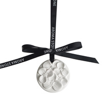 Diffuseur d'huiles essentielles en céramique rond suspendu décoratif pour la maison, logo personnalisé en usine, pierre parfumée en argile