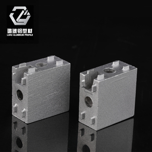 Connecteur d'angle droit bidirectionnel pour profilé aluminium Luhu 1530 - Product Image 1