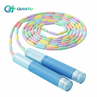 Corde à sauter de fitness QT personnalisable, réglable, antidérapante, confortable, avec poignée segmentée et perles