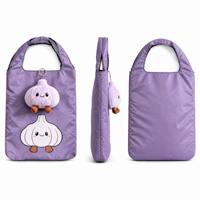 Op maat gemaakte pluche sleutelhanger met opvouwbare tas OEM herbruikbare boodschappentas promotioneel cadeau pluche tasbedel met opvouwbare tas