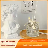 Bouteille d'aromathérapie transparente sérigraphiée de style Ins Diffuseur de roseaux en rotin sans flamme Design Tête de beauté volatile