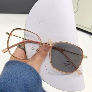 Gafas de Miopía con Montura Grande y Lentes Fotocromáticas que Cambian de Color, Modelo 2025 para Mujer - Product Image 4