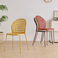 Chaise d'appoint empilable durable à dossier perforé en résine PP pour mobilier de cantine scolaire et universitaire