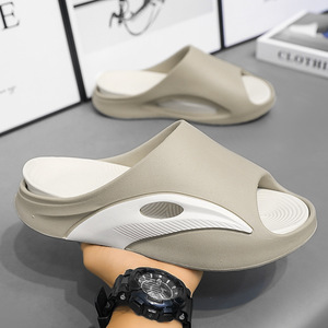 Sandalias casuales antideslizantes de suela gruesa en negro y naranja para hombre, para la playa. - Product Image 2