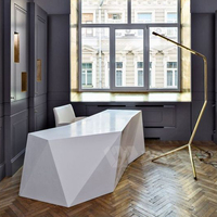 Comptoir de réception blanc de luxe en forme de diamant de taille personnalisée comptoirs d'accueil de salon de beauté d'hôtel moderne