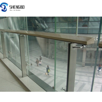 Rampe de balcon extérieur au design moderne Main courante simple pour le pont Villa Mall avec des matériaux en PVC disponibles en aluminium