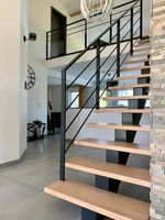 Escalier à faisceau unique en bois de noyer durable avec rail en verre invisible Caractéristique minimaliste du salon intérieur et extérieur