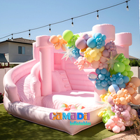 Château gonflable rose pastel adorable avec toboggan, combo château gonflable et piscine à balles pour location événementielle avec souffleur