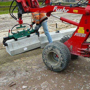 Pince pour bloc <span class=keywords><strong>de</strong></span> bordure pour suspendre les panneaux <span class=keywords><strong>de</strong></span> façade pour le façonnage <span class=keywords><strong>de</strong></span> bordures et <span class=keywords><strong>de</strong></span> caniveaux en béton. Empêche les pieux en acier <span class=keywords><strong>de</strong></span> se retrouver dans la ligne <span class=keywords><strong>de</strong></span> flux - Product Image 3