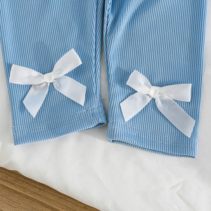 ชุดลำลองสองชิ้นสำหรับเด็กผู้หญิง เสื้อโบว์สวยหรูพร้อมแขนบาน จับคู่กับกางเกงเรียบง่าย ผลิตจากโรงงานโดยตรง มีหลายสี - Product Image 6