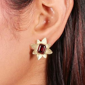 Pendientes de latón chapados en oro con flor de granate, diseño clásico en oro amarillo, joyería para mujer de uso diario, última llegada - Product Image 3