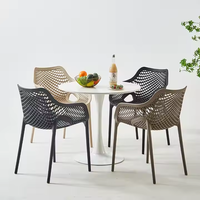 Chaises en plastique de salle à manger en plein air de haute qualité style minimaliste moderne accoudoirs de conception empilables à dossier creux restaurants
