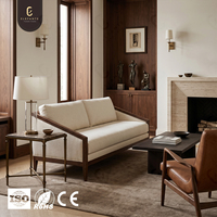Canapé de salon haut de gamme et élégant, design de créateur, avec structure en bois de noyer et confort en duvet doux, idéal pour projets de villas et de maisons de prestige.