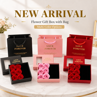 Boîte cadeau en papier noir pour bijoux, avec fleurs de savon rose, pour boucles d'oreilles carrées simples et collier, pour la Saint-Valentin