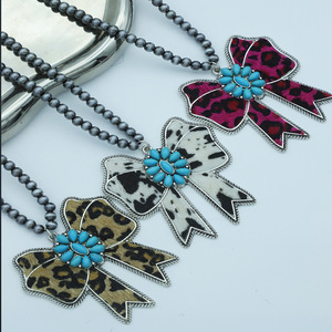 Vintage Schleifenknoten-Anhänger-Halskette - Türkisimitat-Einlage - Böhmische Legierung Statement Lange Pulloverkette - Product Image 4