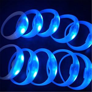Nuovo arrivo Logo personalizzato stampato lampeggiante bagliore al buio braccialetti leggeri a led controllati da polso - Product Image 3