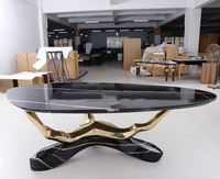 Tables basses irrégulières personnalisées combinant le marbre et le laiton, meubles décoratifs artistiques, avec une créativité unique