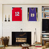 Cadre de présentation pour maillots en bois blanc mat avec 2 serrures antivol dorées, acrylique incassable et doublure en feutre, fixation murale pour maillots