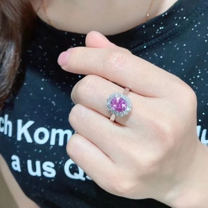แหวนทองคำแท้ 18K ประดับมอสซาไนต์และทับทิมสังเคราะห์ทรงรี สำหรับผู้หญิง - Product Image 4