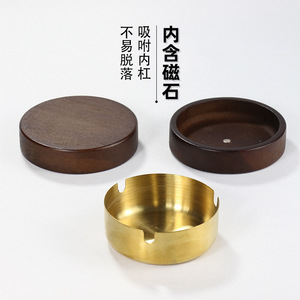 Cenicero de madera y latón con tapa magnética redonda para el hogar, oficina, hotel, bar, diseño de lujo. - Product Image 1