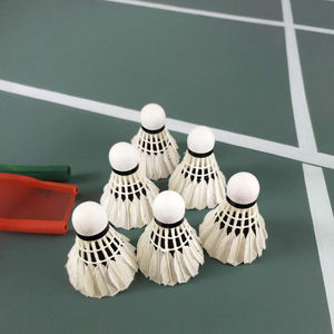 ريشة تنس الريشة للتدريب والبطولات بيضاء اللون ذات استقرار في الطيران متينة مخصصة حسب الطلب من ريش الإوز المزدوج مُقوّاة خفيفة الوزن للنوادي - Product Image 1