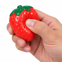 Jouet souple en forme de fraise avec un design mignon inspiré des fruits