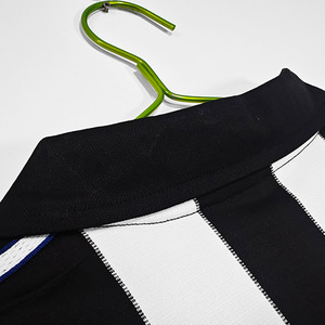 เสื้อฟุตบอลสไตล์คลาสสิคพรีเมียมแบบเรโทรโอลด์คาสเซิล สีดำขาวลายทาง ระบายอากาศได้ดี แห้งเร็ว ต้านเชื้อแบคทีเรีย เหมาะสำหรับฤดูร้อน แบบแขนสั้น - Product Image 4