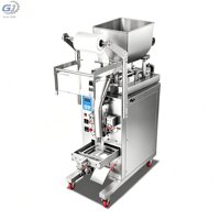 Kleine automatische machine voor het vullen, verpakken en sealen van sinaasappelsap in zakjes voor thuisgebruik.