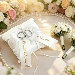 Almohada de satén blanca elegante para el anillo de boda, soporte para el anillo de los novios, regalo y recuerdo de compromiso. - Product Image 1