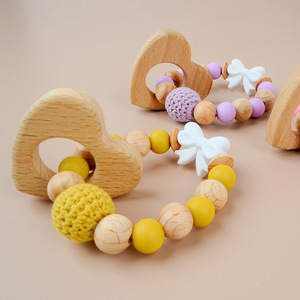 Haute qualité Crochet bébé doux Silicone perles arc <span class=keywords><strong>anneau</strong></span> <span class=keywords><strong>de</strong></span> <span class=keywords><strong>dentition</strong></span> Bracelet jouets nouveau-né hêtre naturel en <span class=keywords><strong>bois</strong></span> en forme <span class=keywords><strong>de</strong></span> coeur <span class=keywords><strong>anneau</strong></span> <span class=keywords><strong>de</strong></span> <span class=keywords><strong>dentition</strong></span> - Product Image 1