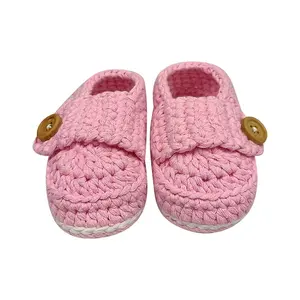 かぎ針編みの靴小さな赤ちゃん手作りボタン幼児のための冬の靴